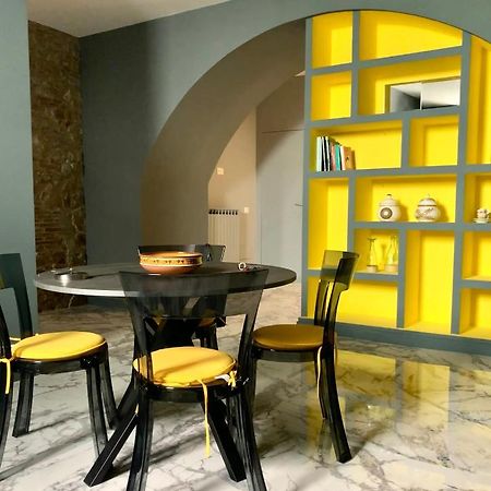 Modern City Center Apartment Benevento Bagian luar foto