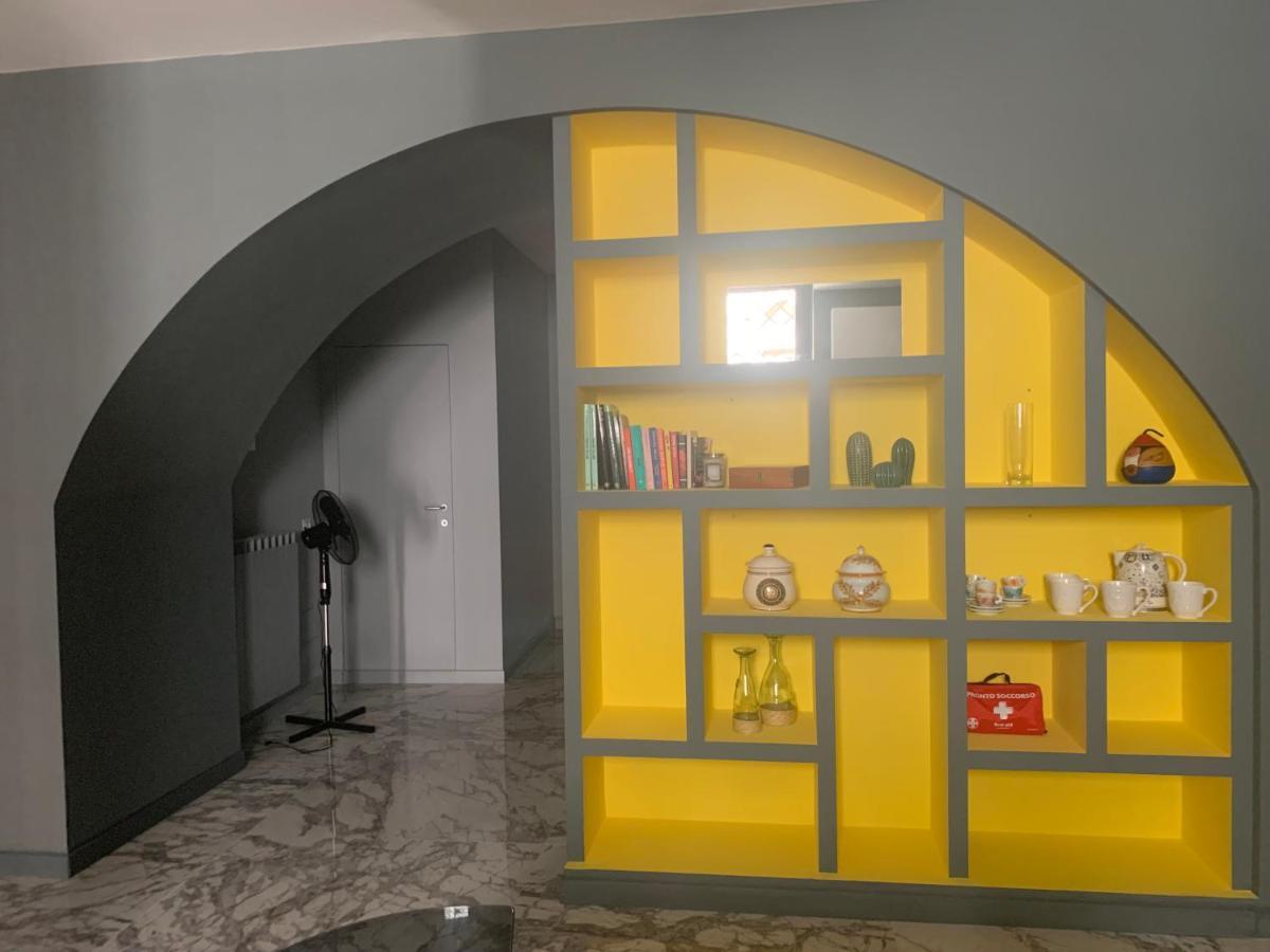 Modern City Center Apartment Benevento Bagian luar foto