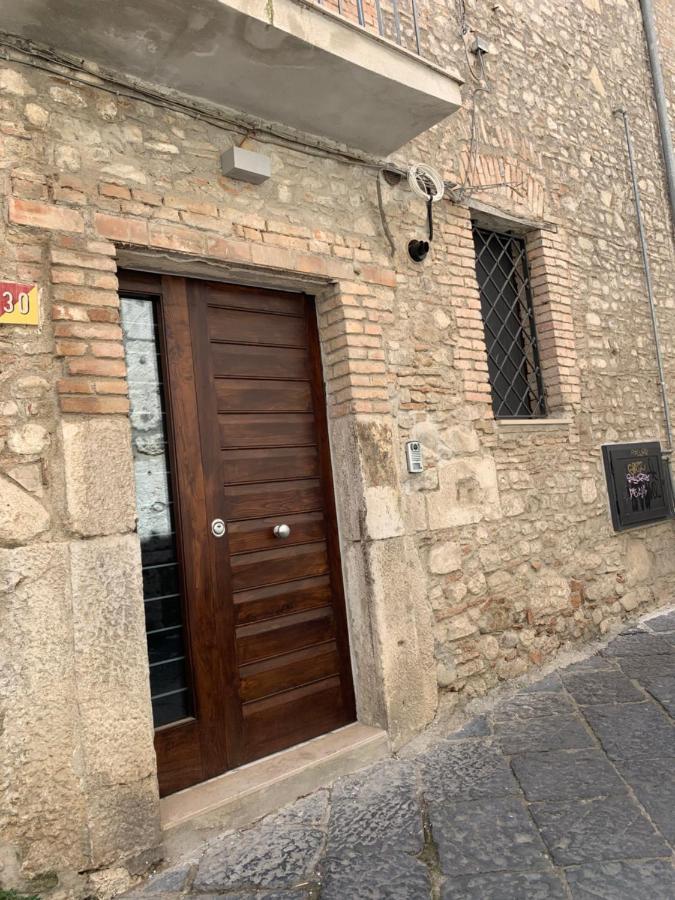 Modern City Center Apartment Benevento Bagian luar foto