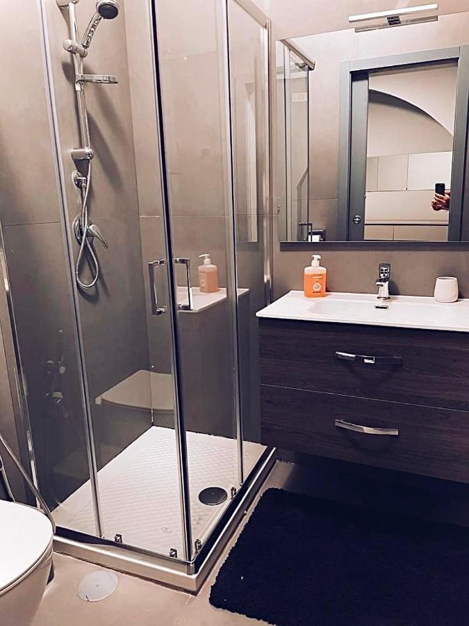 Modern City Center Apartment Benevento Bagian luar foto